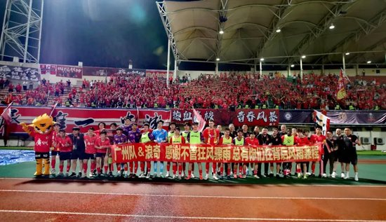  南安普敦主场氛围热烈，球迷支持成为球队隐形力量